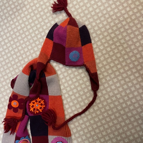 Lulu Guinness matching hat and scarf set.  Super cozy warm and adorable. - Picture 5 of 6